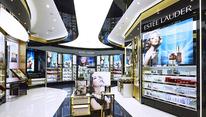 關(guān)稅下調(diào)引發(fā)進(jìn)口化妝品降價潮，市場銷售格局或?qū)⒅厮? class=